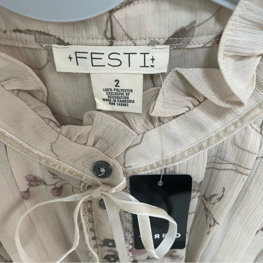 NWT Torrid Festi Ivory Floral Pleated Ruffle Neck Ribbon Accent Romantic Blouse - Picture 3 of 12